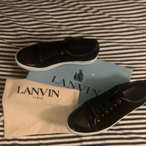 Lanvins - Hej säljer ett par lanvins i 9,5/10 i skick säljer pågrund av att dme var för stora. Storlek 10 vilket motsvara 44 hör av er vid frågor.