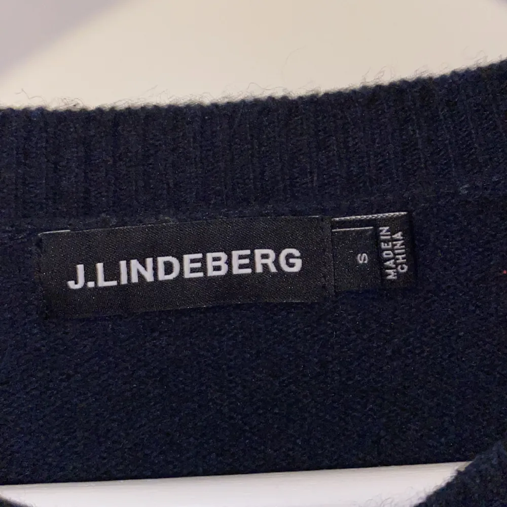 En riktigt snygg ull tröja från j.lindeberg. Nypris 1099 mitt pris 299! Den är i bra skick och i färgen marinblå. Det är en blend mellan b.la. Yak och ull. Riktigt snygg nu till vintern, tyvärr är den för liten för mig. Hör av dig om du undrar något! . Stickat.