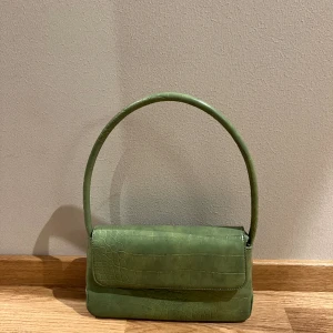 Grön axelbandsväska - Använd en gång, mycket fint skick.  Inga synliga defekter.