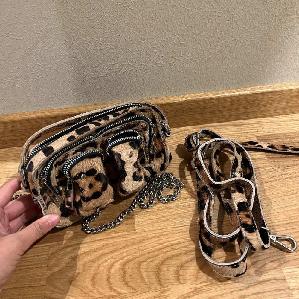 Mini Nunoo bag med leopard mönster.  Använd fåtal gånger, fint skick. . Väskor.