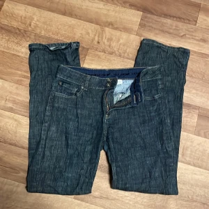 Men byxor - Midjemått: 39cm Innerbenslängd: 78cm. Passar mig midwaist som S/M i byxor🩷 jättebra skick, ser ut som nytt🤗Kontakta mig om ni har några frågor<3