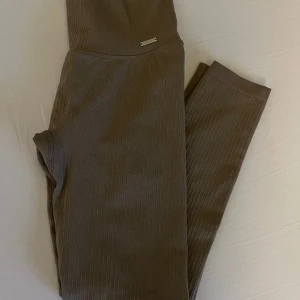 Aim’n Seamless tights - Använda en gång då jag provade dem💖 Inga skavanker och inga tecken på användning💖trodde att jag skulle behålla först så skickade aldrig tillbaks, men de kommer inte till användning. Super bekväma och kan matchas med tillhörande crop top!
