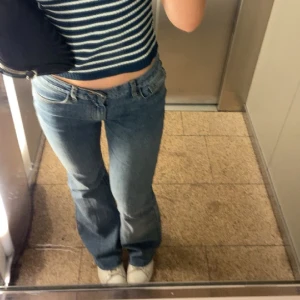 lågmidjade flared jeans - Säljer mina snygga lågmidjade brandy melville jeans som jag inte tror säljs längre. Avklippta längst ner då de var väldigt långa🥰 Jag är ca 169!