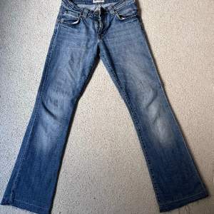 Säljer dessa lågmidjade bootcut jeans från Lee. Supersnygga. Skriv om du vill diskutera pris eller har frågor❣️❣️