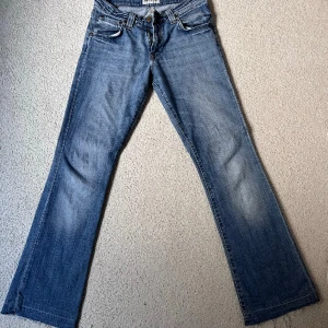 Lee Jeans lågmidjade Lowwaist bootcut - Säljer dessa lågmidjade bootcut jeans från Lee. Supersnygga. Skriv om du vill diskutera pris eller har frågor❣️❣️