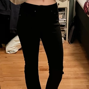 Svarta jeans  - Säljer pga av att de är för små. Köparen står för frakt! Skriv gärna om ni har några frågor:)💐