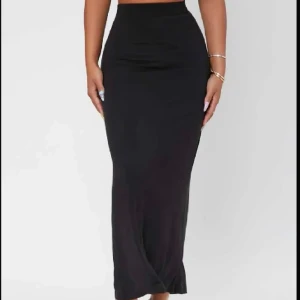 Svart kjol - Lång kjol med risår längst upp. Den var för liten i midjan för mig (jag har strl S vanligtvis) som nytt med tanke på att jag aldrig hann andvända den, också perfekt för firanden som nyår!