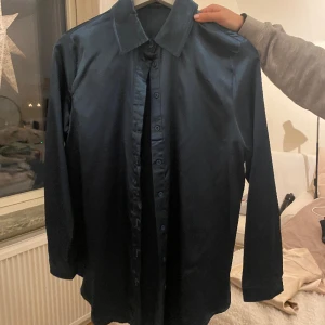 Satin-skjorta  - Superfin skjorta som i princip aldrig är använd och i fint skick 😝 Passar till finare tillställningar men går också att klä ner till skolan eller jobbet 💗 säljer en likadan i champange/guld färg 🤩