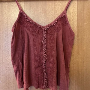 Röd topp - En söt och somrig topp med pynt och krims krams, den är i jättefint skick😂 Skriv för fler bilder/mått m.m!🆗