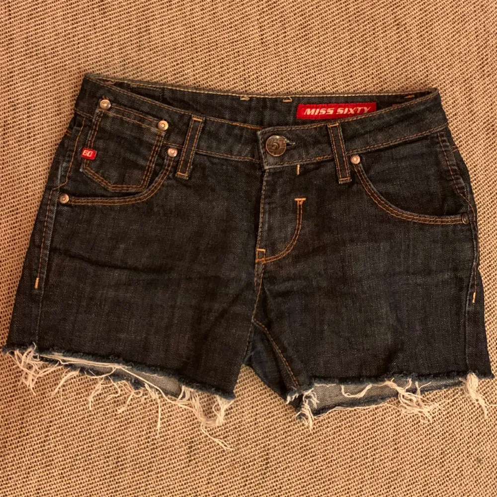 Skitsnygga shorts från Miss Sixty (egentligen jeans men har klippt dem) nypris ca 2900kr men jag säljer för 150 kr för att jag har klippt dem 💞. Shorts.