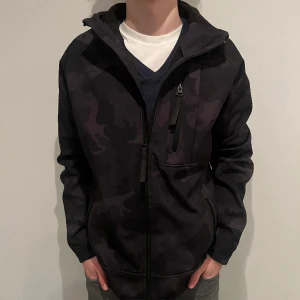 Camoflagejacka  - Trendig camojacka från HM i grymt skick, inga defekter. Fodrad och vattentät. Storlek M. Modellen är 180 cm. Köp för endast 299kr. Skriv vid minsta intresse!📩