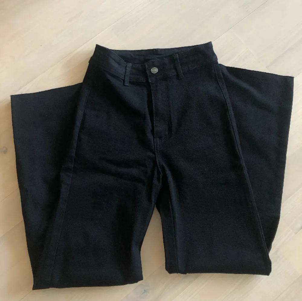 Helt nya svarta jeans, endast provade. Rak modell i storlek XS. Jeans & Byxor.
