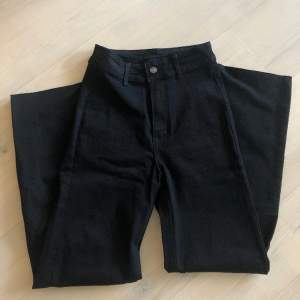 Helt nya svarta jeans, endast provade. Rak modell i storlek XS