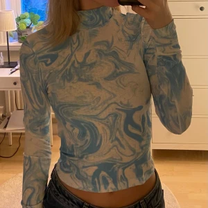 Långärmad topp🤍💙 - Använd enstaka gång, fint skick💙🤍väldigt stretchig 