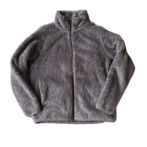 Lurvig tröja - Lurvig kofta från UNIQLO. Den är jättemjuk och snygg passform! Bara använd som myskofta 