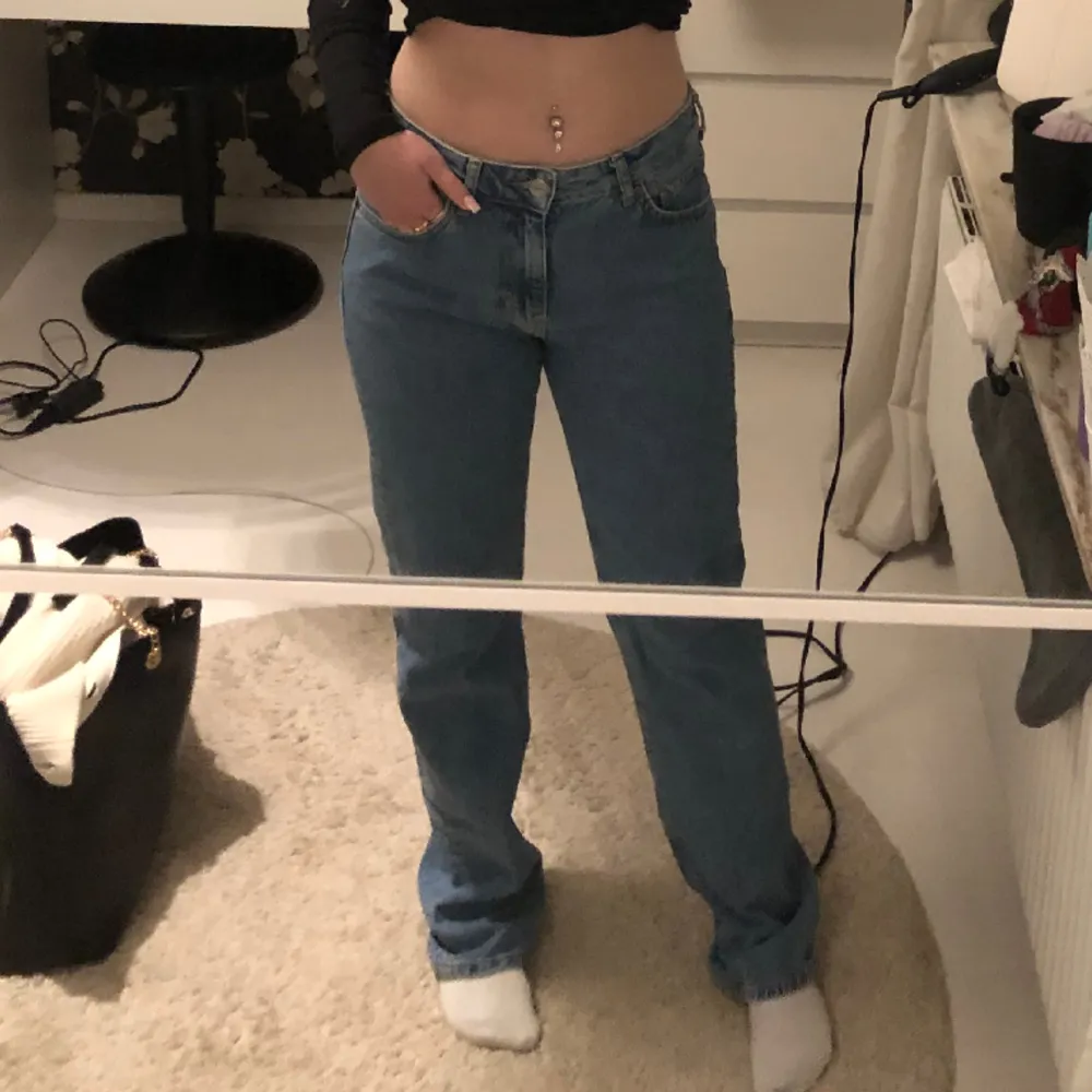 Säljer de här low waist straight jeansen ifrån bik bok då de är lite stora för min smak. De är i bra skick och långa på mig som är 163💕. Jeans & Byxor.