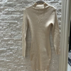 Klänning - En tajt buse klänning som sitter perfekt på kroppen. Aldrig använd och trots att den är storlek 38 passar den både mindre och större storlekar. 