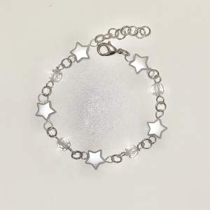 Handgjort armband med vita stjärn pärlor och genomskinliga pärlor. Tryck på köp nu om du vill köpa🥰