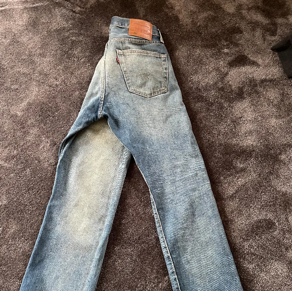 Levis jeans, endast använda 2 gånger. Pågrund av fel storlek.  Storlek 30W, 30L. Modell 501. Jeans & Byxor.