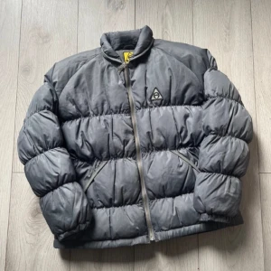 Smog Jacka  - Fin, varm puffjacka från Smog! 