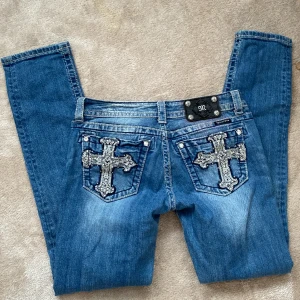 Low waist jeans - Assnygga jeans från miss me som jag säljer då de är för stora för mig. Jättesnygga detaljer på fickorna och i jättebra skick.  Skriv för fler bilder och pris kan diskuteras 💗