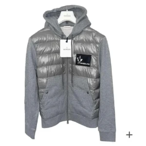 Monclear cardigan storlek L fits M - Säljer för 3700 den är väldigt bra skick jag har tags osv skick 9/10 knappt använd 