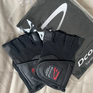 Träningshandskar - Helt oanvända träningshandskar, bara testat dem för bilden & när jag fick dem men aldrig använt på gymmet. Säljer då de tyvärr inte kommer till användning 