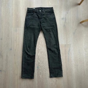 Levi’s 501 - Levi’s 501 i storlek 31/34. Har inte använts så mycket och nu blivit får små så mycket fint skick. Lite ljusare än vad de ser ut på bilden.