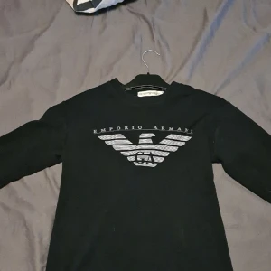 ARMANI TRÖJA - Armani tröja inte använd många gånger 3-4 kr