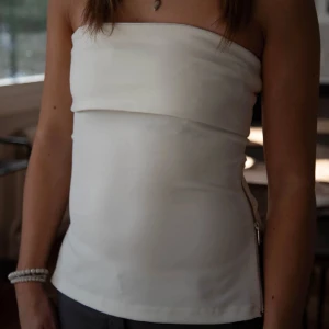 Zara topp - Superfin bandeu topp från zara som är slutsåld 💕💕 Inte använd och har prislappen kvar