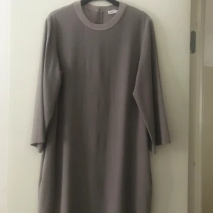 FilippaK- Fin klänning - Fin klänning FilippaK. Storlek M , lös modell. Nyskick, använd ett fåtal gånger. Nypris 2200 Gråbrun