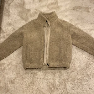 Gosig jacka!💞 - Jag säljer den här jätte gosiga jackan som tyvärr blivit för liten.