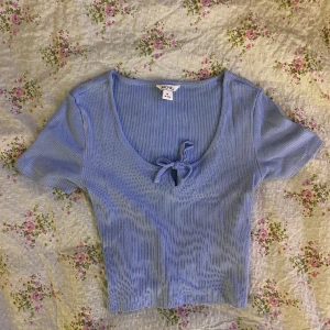 Gullig blå topp från Monki!🌀💙🦋 - Använd få gånger så är i gott skick!  Str M