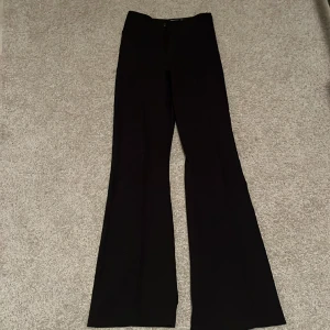 Kostymbyxor  - Kostymbyxor från Gina stl Xss andvända fåtals gånger, formar kroppen bra! 