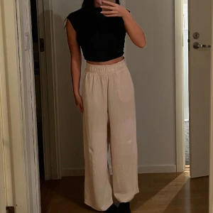 Beiga linnebyxor  - Beiga linnebyxor i jättefint skick!!
