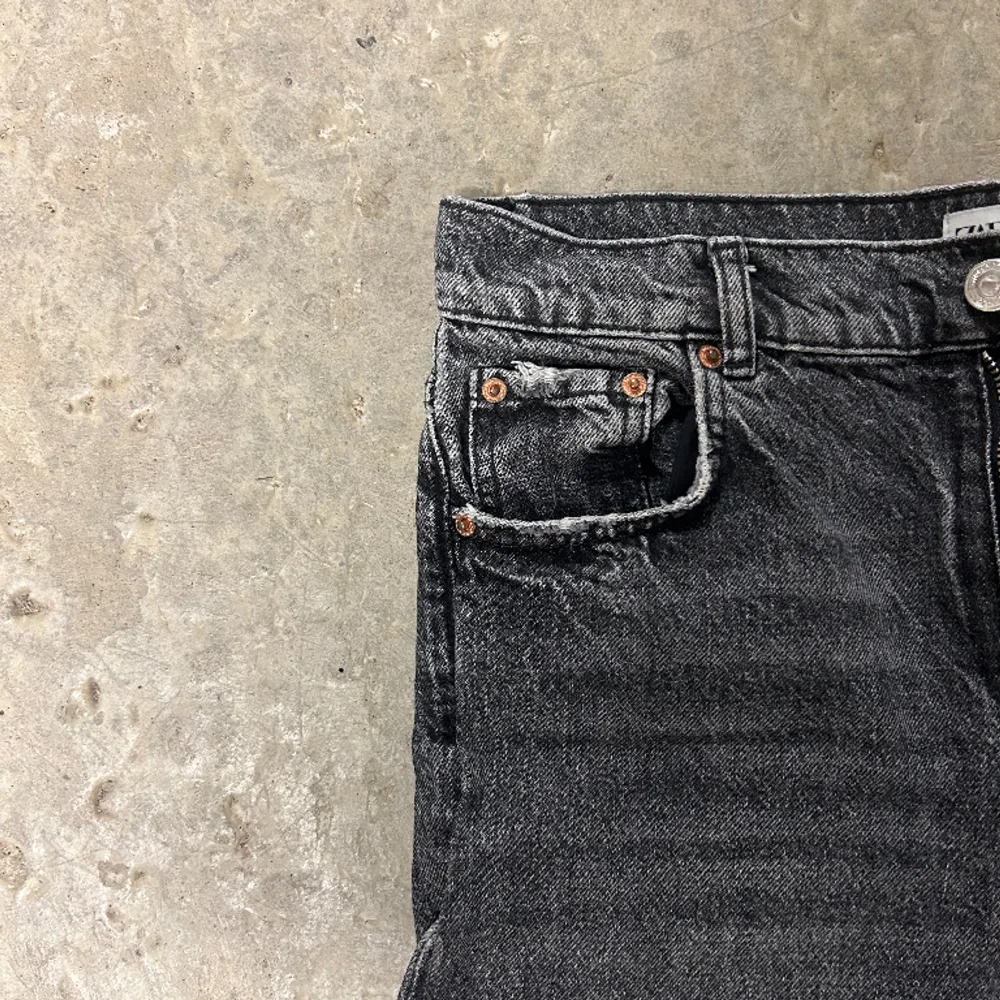 Raka jeans från zara strl 40 Pris 180kr+frakt  @v23intage. Jeans & Byxor.