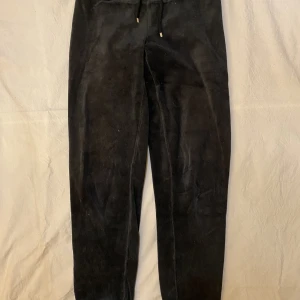 Svart mjukis set - Säljer detta sett för att jag aldrig använder det längre. Setet är använt men är i bra skick. (Köparen står för frakten)