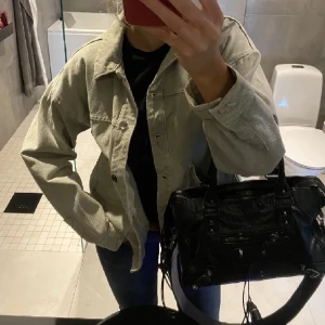 Jeans jacka - Säljer denna super snygga Jeans jackan! Perfekt till våren och sommaren