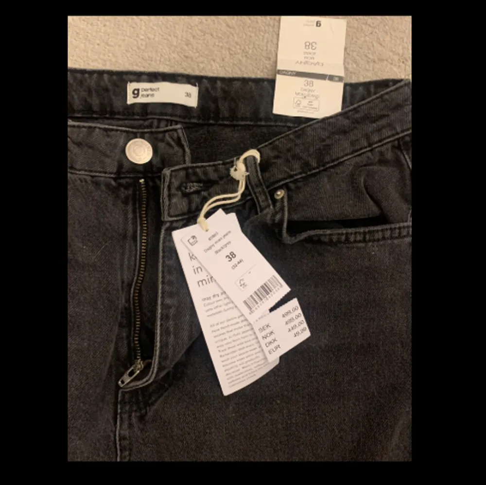 Svarta jeans från ginatricot, oanvända, stl.38. Jeans & Byxor.