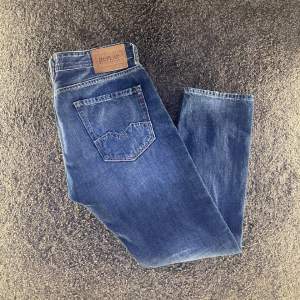 replay jeans i riktigt bra skick inga defekter. Storlek 34/30 vid minsta lilla fråga hör av dig :)