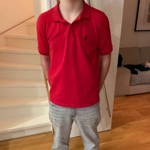 Polo rahlp lauren  - Tjenare säljer denna feta polo rahlp lauren pikén. Det är storlek S och den passar runt 11-13 åringar. Skriv om ni är intresserade ⭐️