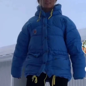 Fjällräven jacka - Säljer min fina fjällräven jacka då den inte kommer till användning längre, endast använd en vinter Nypris : 6999 kr från intersport Den är i bra skick 