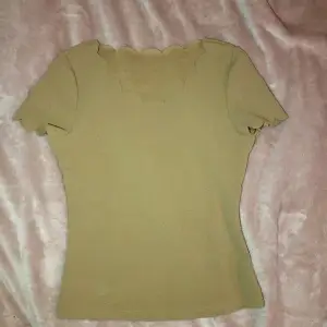 Jättefin brun/beige t-shirt. Lite tajtare vid midjan så den formar midjan super snyggt. Beställde den från Shein och använt endast några fåtal gånger. 