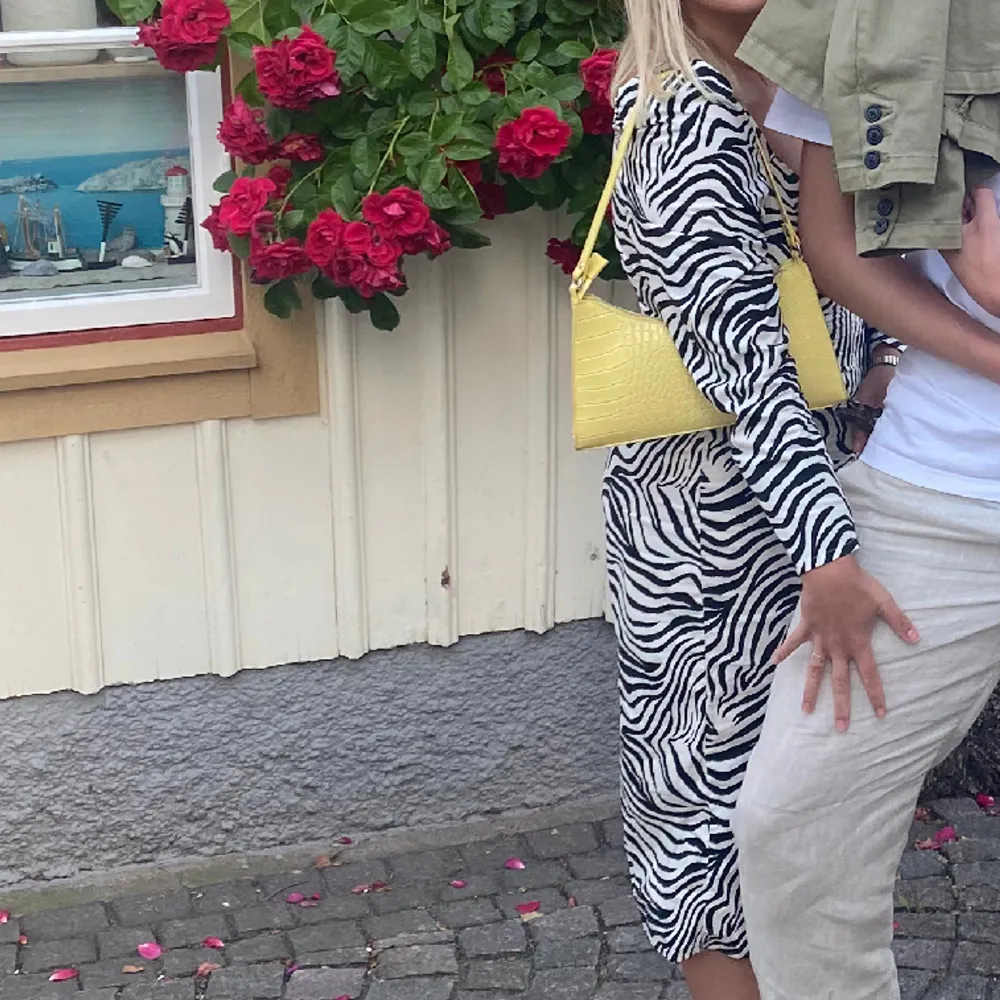 Långärmad zebramönstrad klänning från Emili Sindlev x Ginatricot, fint figursydd. Använd fåtal gånger därav fint skick. Tryck på köp nu eller ge ett prisförslag! . Klänningar.