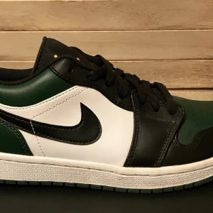 Nike Air Jordan 1 low, nyskick - Air Jordan nyskick, använda endast 2 gånger. Originalkartong. 