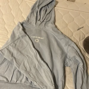 Tröja från lager 157 - Tröja från lager 157 i storlek XS. På tröjan står det ”A RAY OF SUNLIGHT”. Ganska bra skick