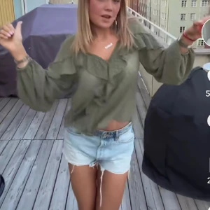 Zara blus - Säljer denna Zara blus i storlek M. Fåtal gånger använd så i fint skick. Säljer för 250kr +frakt 