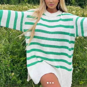 Randig tjocktröja - Säljer denna randiga, stickade tröjan. Jätrefin men kommer aldrig till användning!