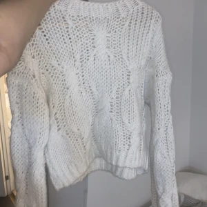 Stickad vit tröja  - I bra skick, storlek S är lite Oversized. Superfin ❤️