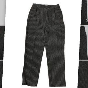 Kostymbyxor🖤 - Svarta med tunna, vita ränder kostymbyxor från NA-KD💕Nyskick!💕